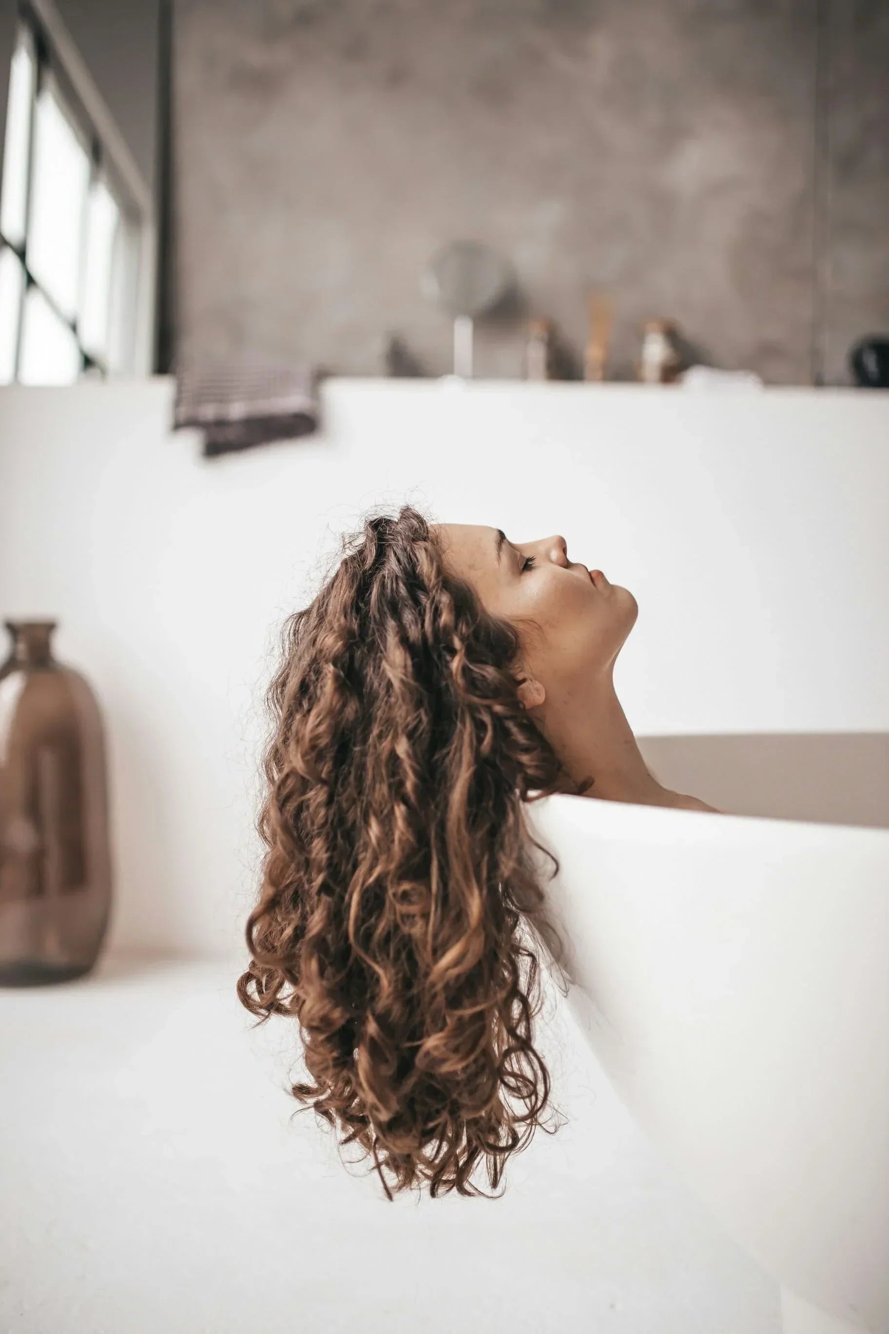 Best home remedies for back pain : hot bath